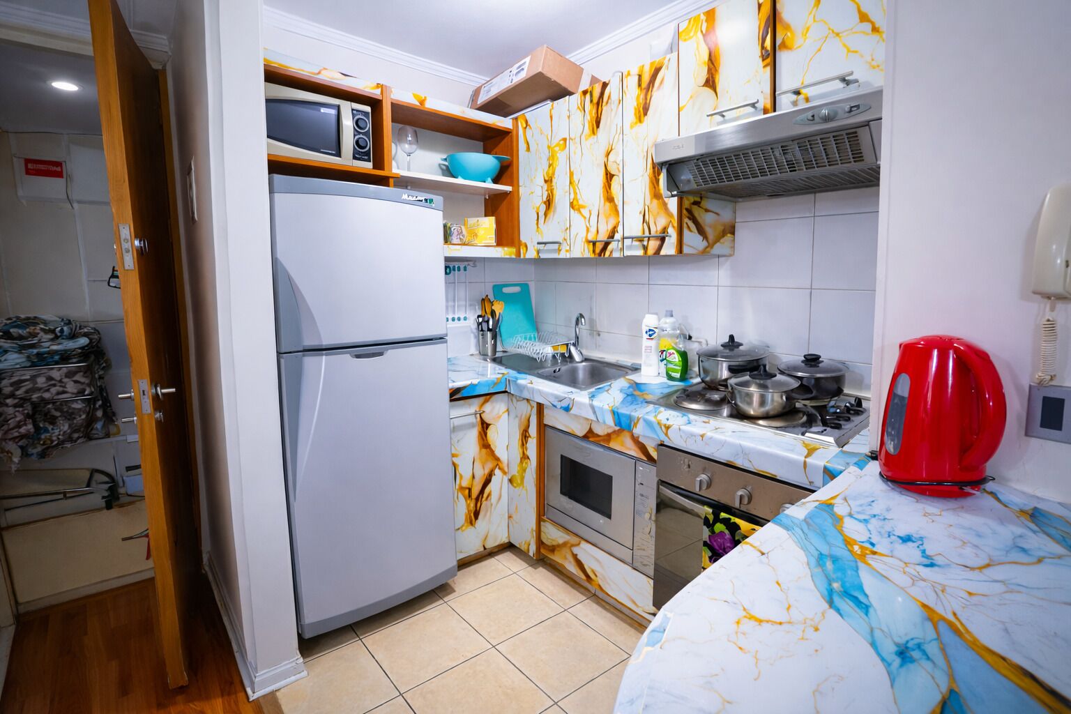 Frigorífico, microondas, horno y placa de cocina