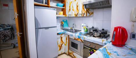 Frigorífico, microondas, horno y placa de cocina