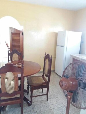 Uuni, liesi, keittoastiat/astiat/ruokailuvälineet