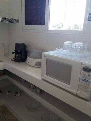 Horno, parrilla de estufa y utensilios de cocina 