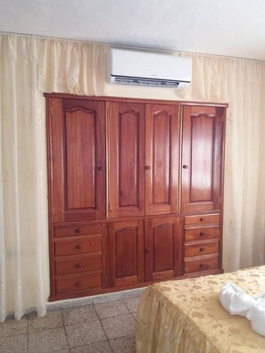 2 habitaciones, tabla de planchar con plancha y ropa de cama 