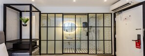 Douche, douche à « effet pluie », articles de toilette gratuits