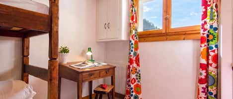4 bedrooms, iron/ironing board, free WiFi, bed sheets