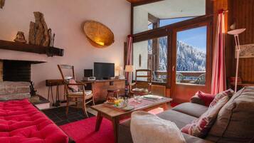 Televisie, een dvd-speler en een stereo