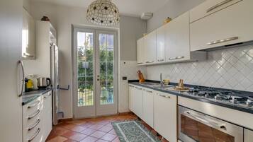 Frigorifero, microonde, forno, piano cottura