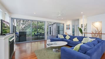 Smart TV, fireplace, DVD player, ping pong