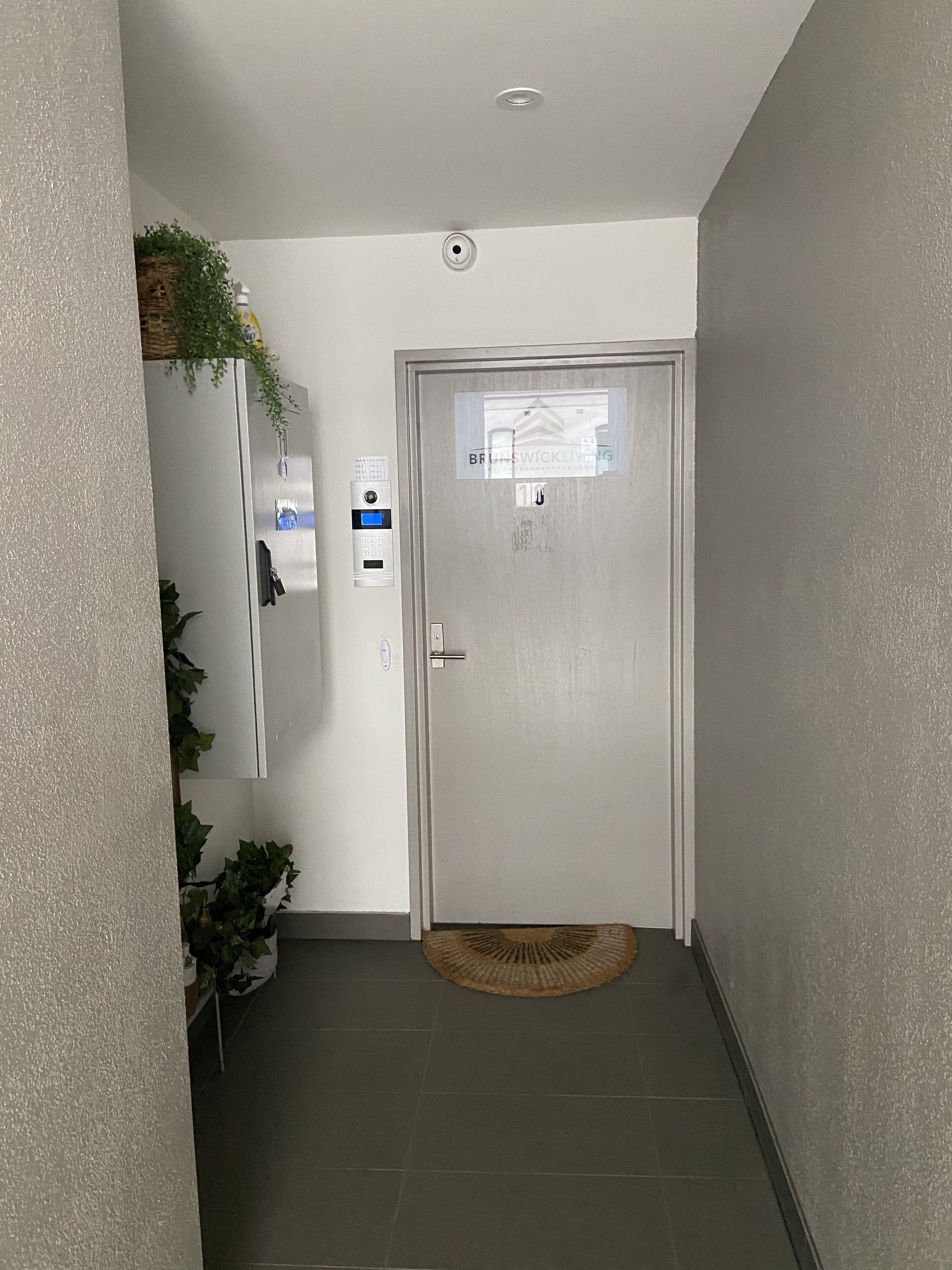 U1 Brunswick Living Ground Patio Close to APT and CBD Free Wifi Tram at Doorstep — image 25