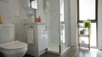 Een douche, een haardroger, handdoeken, zeep