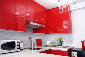 Refrigerador, microondas, horno y parrilla de estufa 