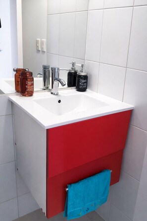 Secador de cabelo, sabonete, shampoo, papel higiênico