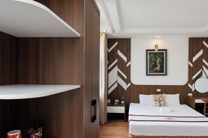 A modern hotel room with a large bed, a desk, and a wardrobe. - OYO 472 Lenka Hotel (Hanoi)