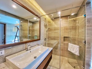 尊荣别墅, 4 间卧室 | 浴室 | 独立的浴缸和淋浴、大花洒淋浴喷��头、免费洗浴用品、吹风机