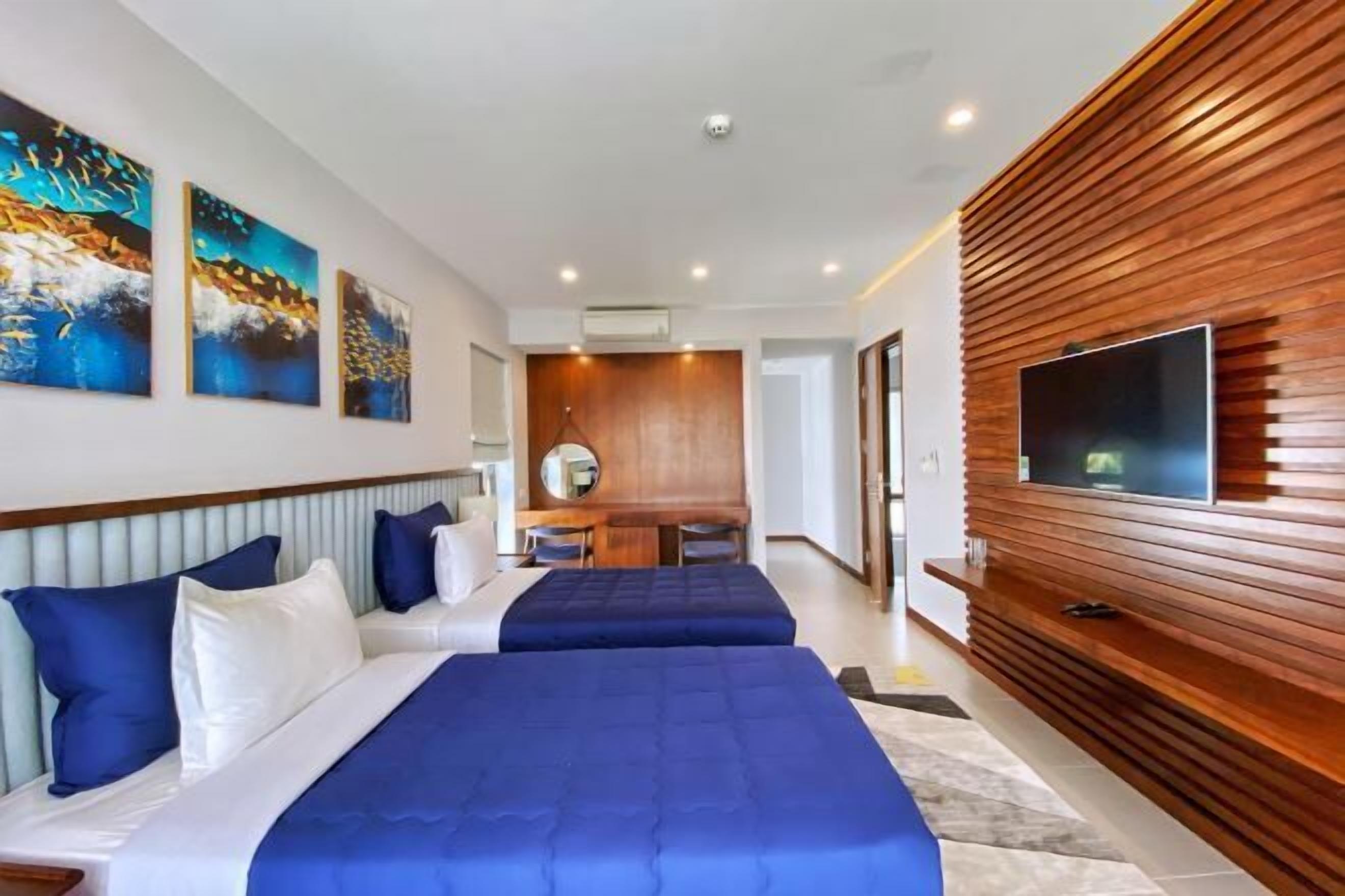 客房内保险箱、特色装修、特色家居、办公桌