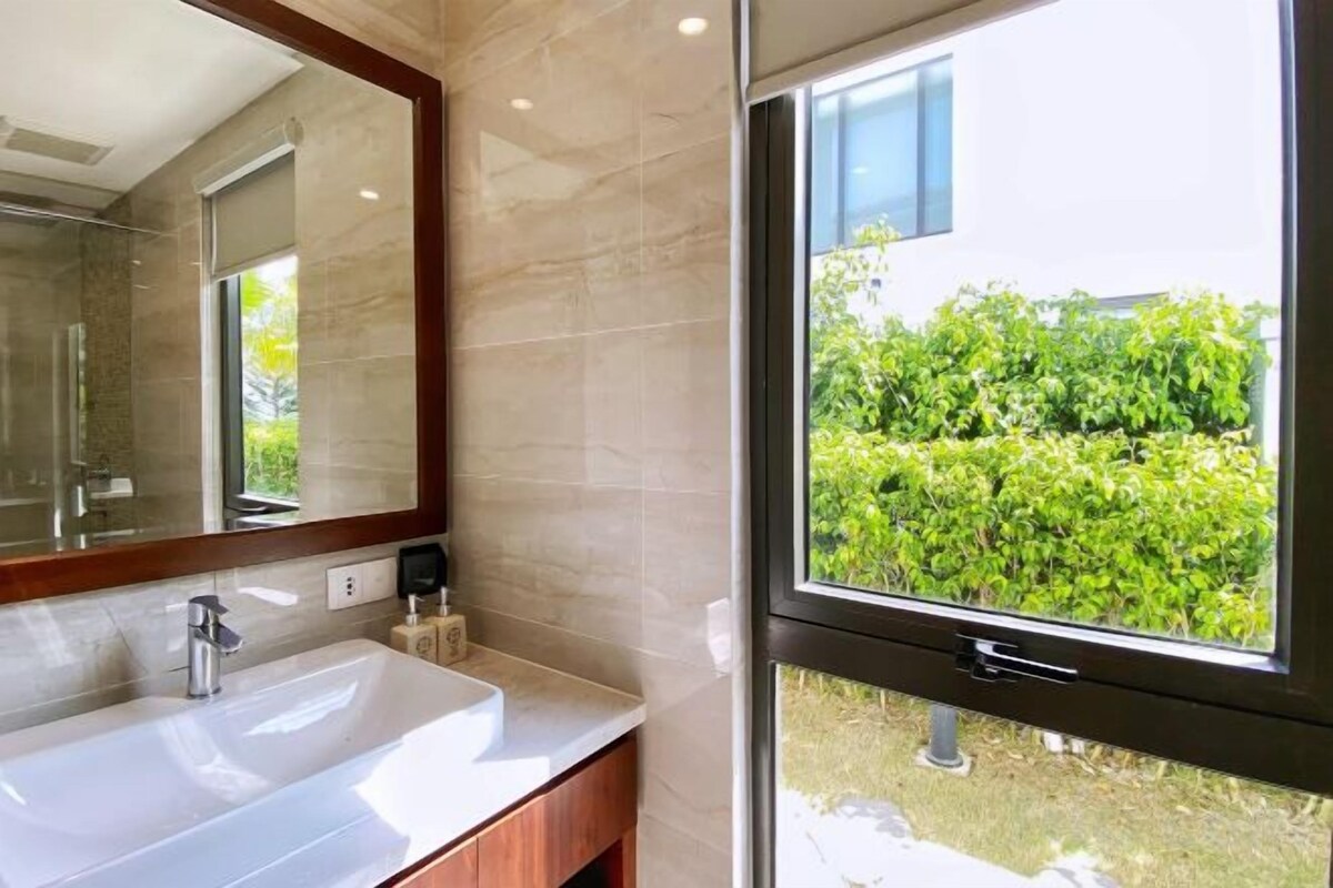 Bathroom | Separate tub and shower, rainfall showerhead, free toiletries