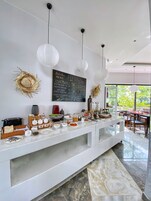 Se ofrece un desayuno bufé (250000 VND por persona)