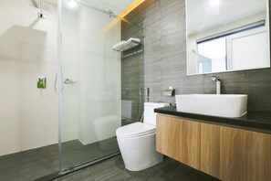 Estudio, varias camas, vista parcial al mar (Studio) | Baño | Regadera, regadera tipo lluvia, amenidades de baño gratuitas, pantuflas 