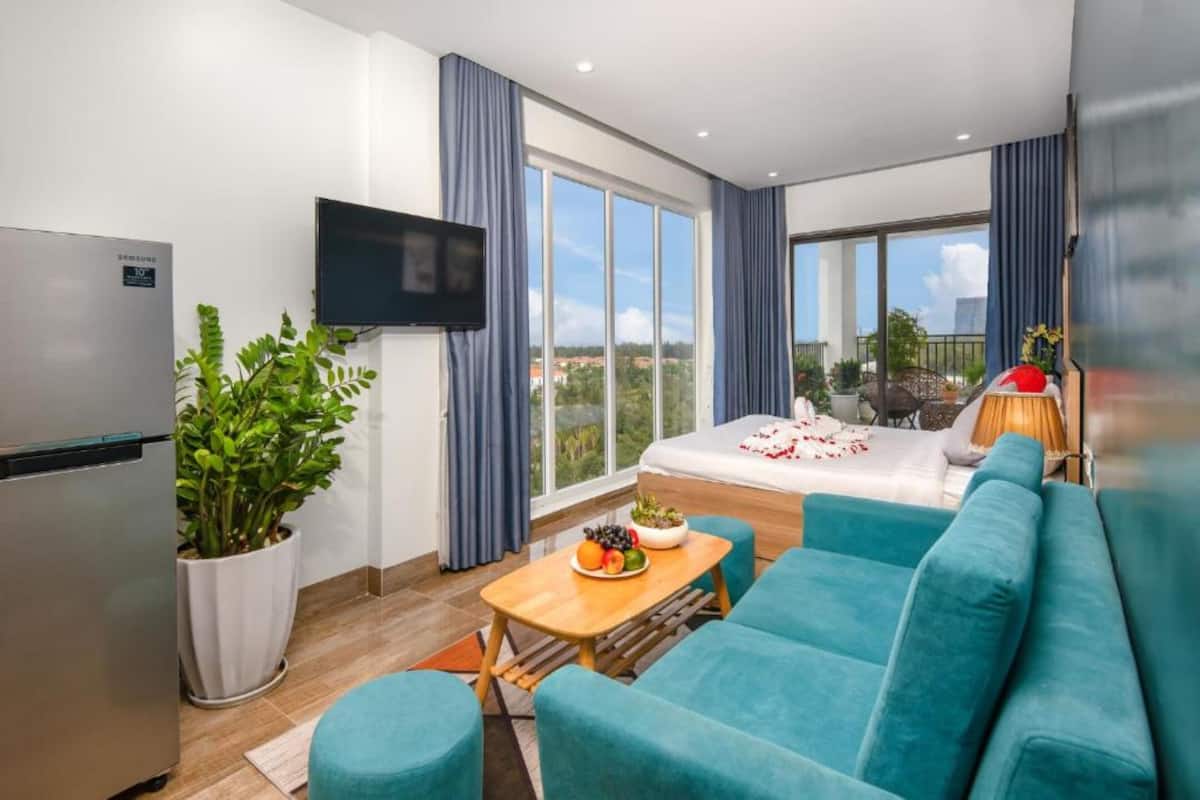 Panorama penthouse, patio, uitzicht op zee | 1 slaapkamer, een minibar, een laptopwerkplek, geluiddichte muren