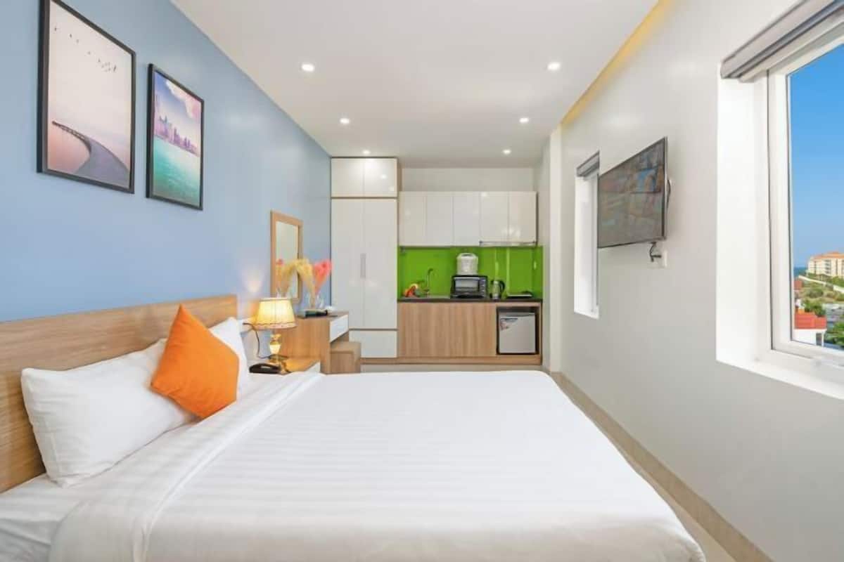 1 bedroom, minibar, laptop workspace, soundproofing