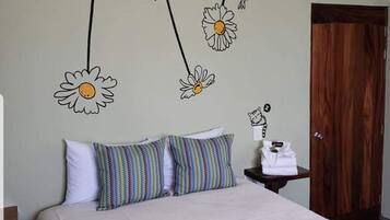 Habitación básica, 1 cama Queen size, baño privado | Cortinas blackout, tabla de planchar con plancha y wifi gratis