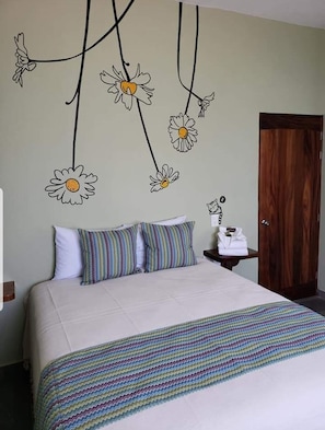 Chambre de base, 1 grand lit, salle de bain privĂ©e | Rideaux dâobscurcissement, fer et planche Ă repasser