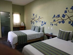 城市客房, 2 张双人床, 私人浴室 | 遮光窗帘、熨斗/熨板、免费 WiFi、床单