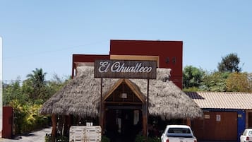 Vista frontal de la propiedad