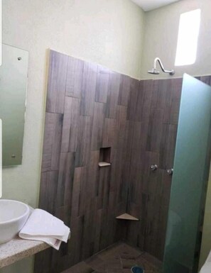 Habitación City, 2 camas dobles, baño privado | Baño | Ducha, artículos de higiene personal gratuitos, toallas y jabón