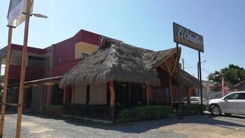 Vista frontal de la propiedad