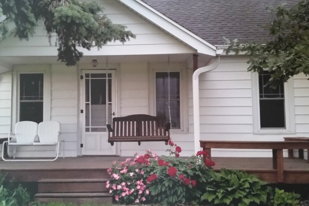 JLBrinkmeyer Ranchhouse, cozy and authentic, set in beautiful southern Iowa