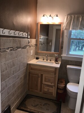 مجففات شعر، مناشف، ورق حمّام