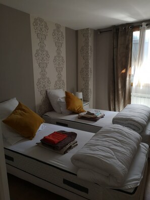 3 slaapkamers, een bureau, een strijkplank/strijkijzer, reisbedje