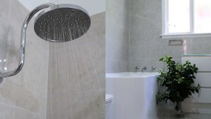Baignoire, articles de toilette gratuits, sèche-cheveux