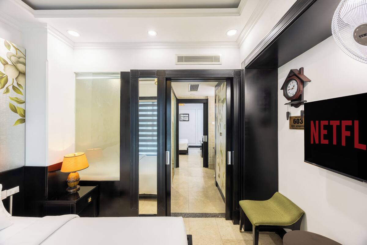 Executive Room, City View | Minibar, in-room safe, blackout drapes, iron/ironing board