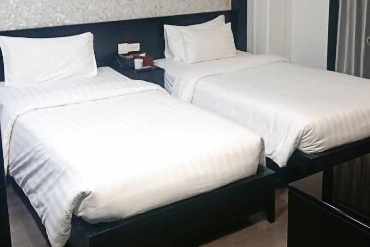 Frigobar, cofres nos quartos, cortinas blackout