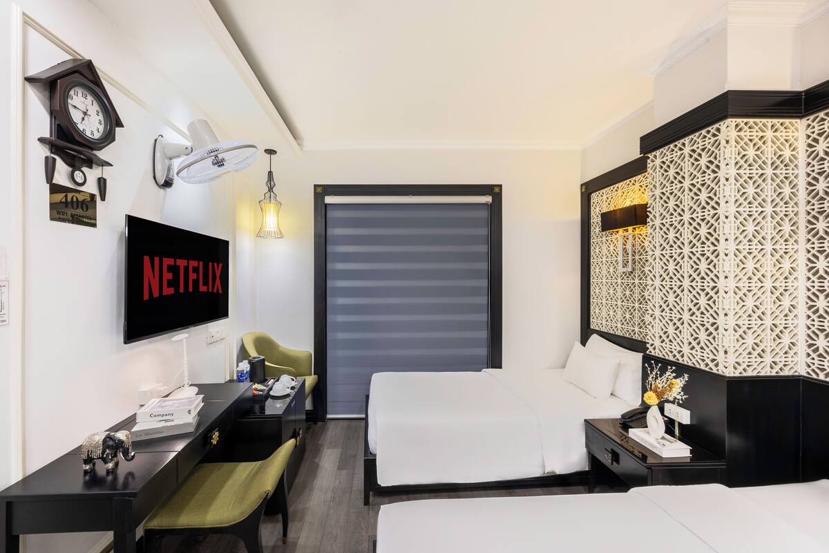 Superior Room | Minibar, in-room safe, blackout drapes, iron/ironing board