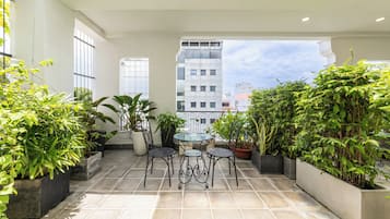 Habitación doble junior, tina, vista a la ciudad | Balcón