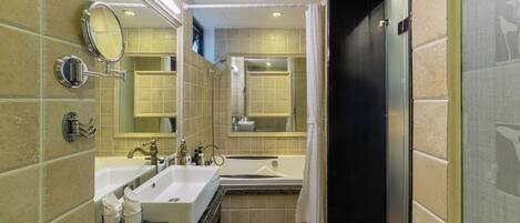 Une salle de bain moderne avec deux lavabos, une baignoire et une douche.