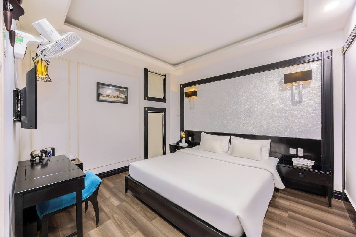 Superior Double Room | Minibar, in-room safe, blackout drapes, iron/ironing board