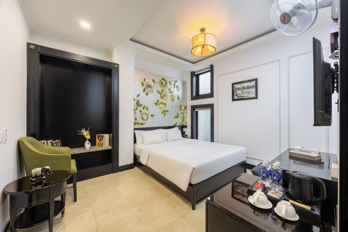 Executive Room, City View | Minibar, in-room safe, blackout curtains, iron/ironing board