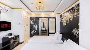 Habitación Deluxe, 2 camas individuales, vista a la ciudad | Minibar, caja de seguridad en la habitación y cortinas blackout