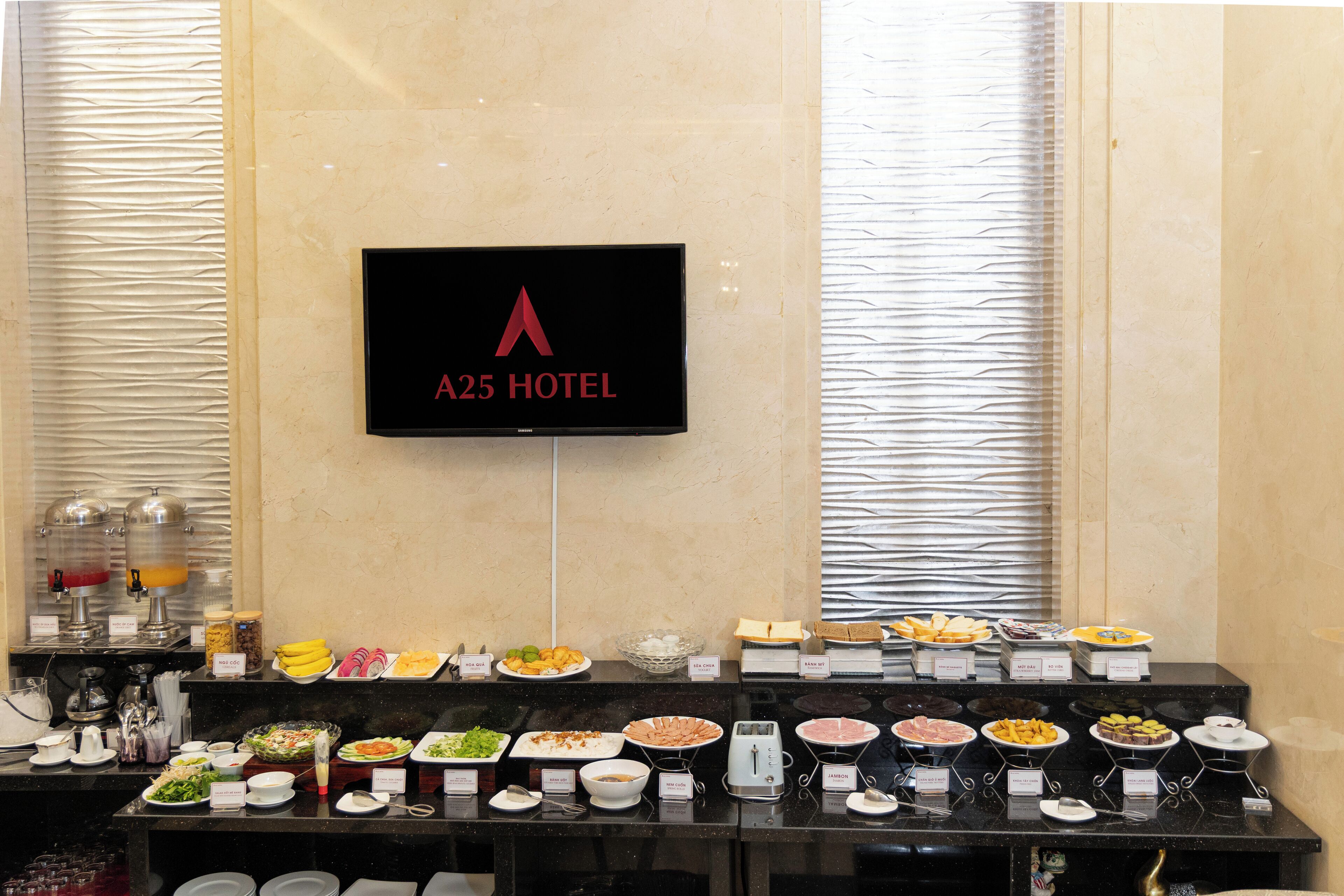 Un buffet proposant divers plats et une pancarte indiquant « Hôtel A25 ».