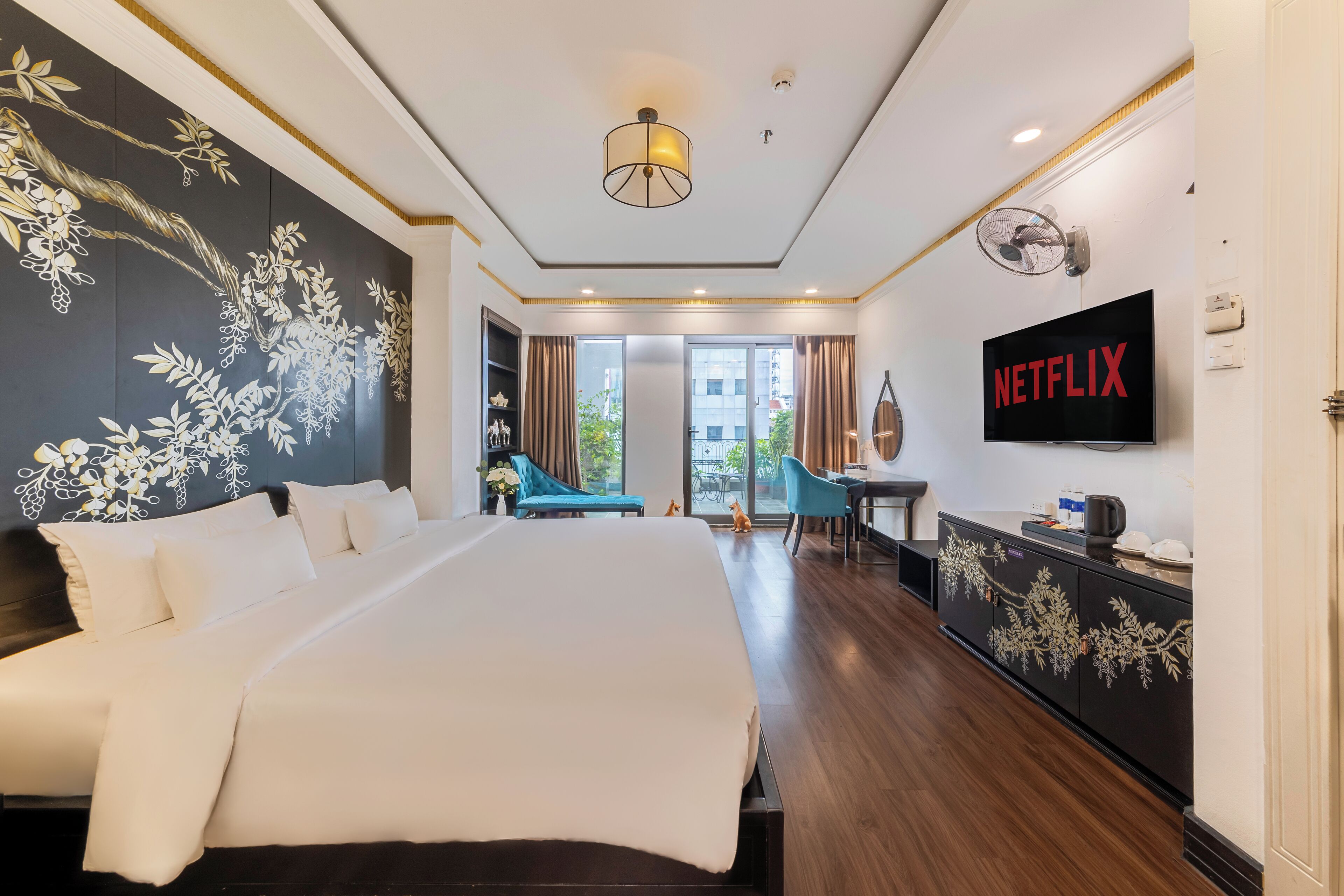 VIP Suite | Minibar, in-room safe, blackout drapes, iron/ironing board