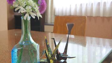 Un florero de vidrio con flores sobre una mesa.