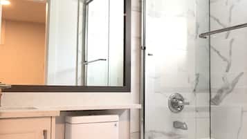 Family Suite | Bathroom | Combined shower/tub, hydromassage showerhead, designer toiletries