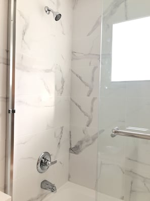 Family Suite | Bathroom