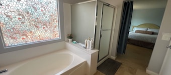 County Licensed STR! Comfortable, spacious home 15 minutes to The Strip