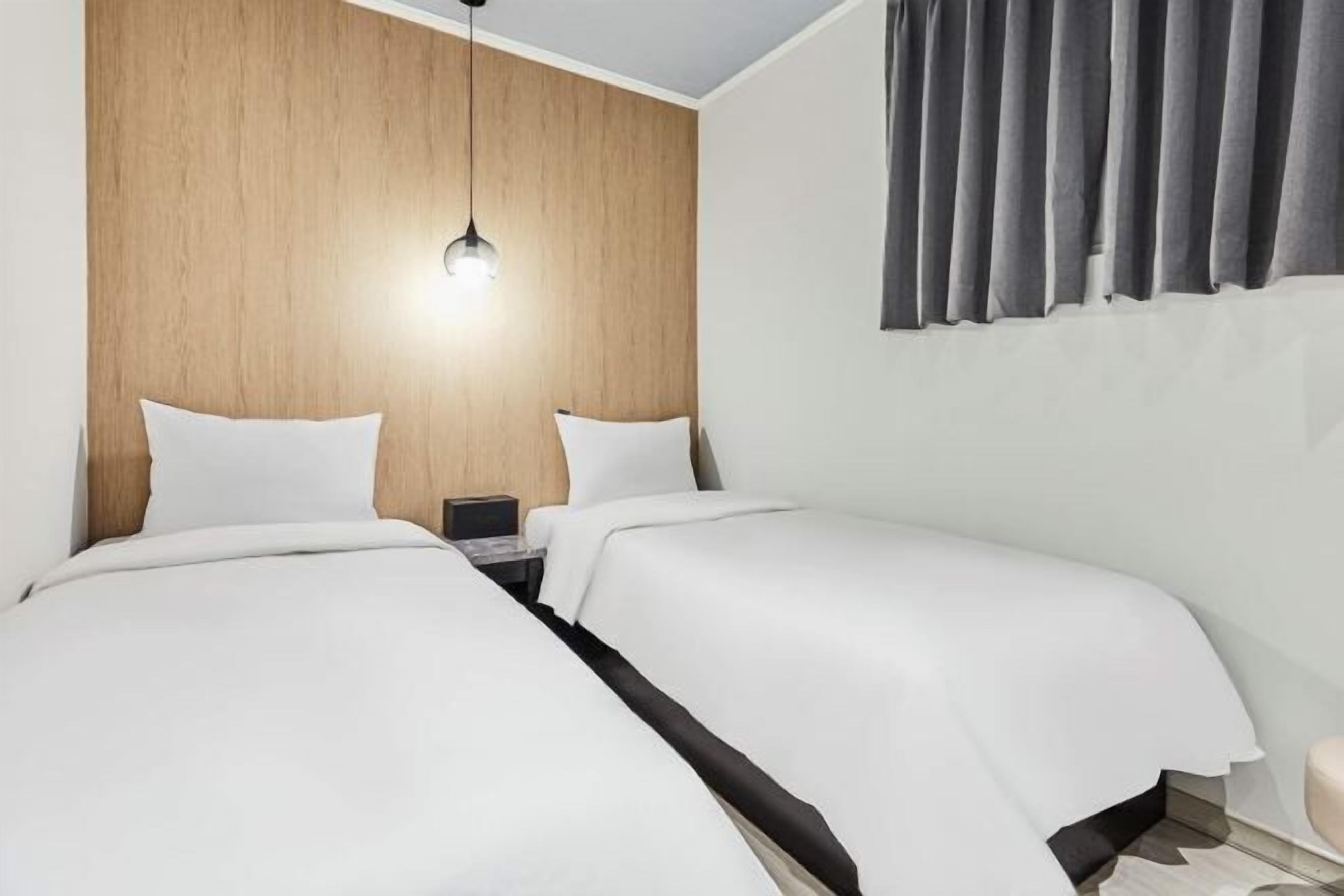 Selimut bulu angsa, minibar gratis, meja kerja, dan tirai kedap cahaya