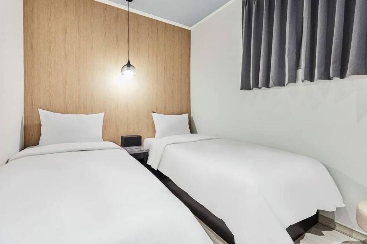 Down duvets, free minibar, desk, blackout curtains