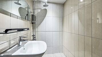 Standard-Zweibettzimmer | Badezimmer | Dusche, kostenlose Toilettenartikel, Haartrockner, Bademäntel