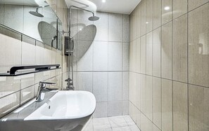 Habitación estándar con 2 camas individuales | Baño | Ducha, artículos de higiene personal gratuitos y secador de pelo